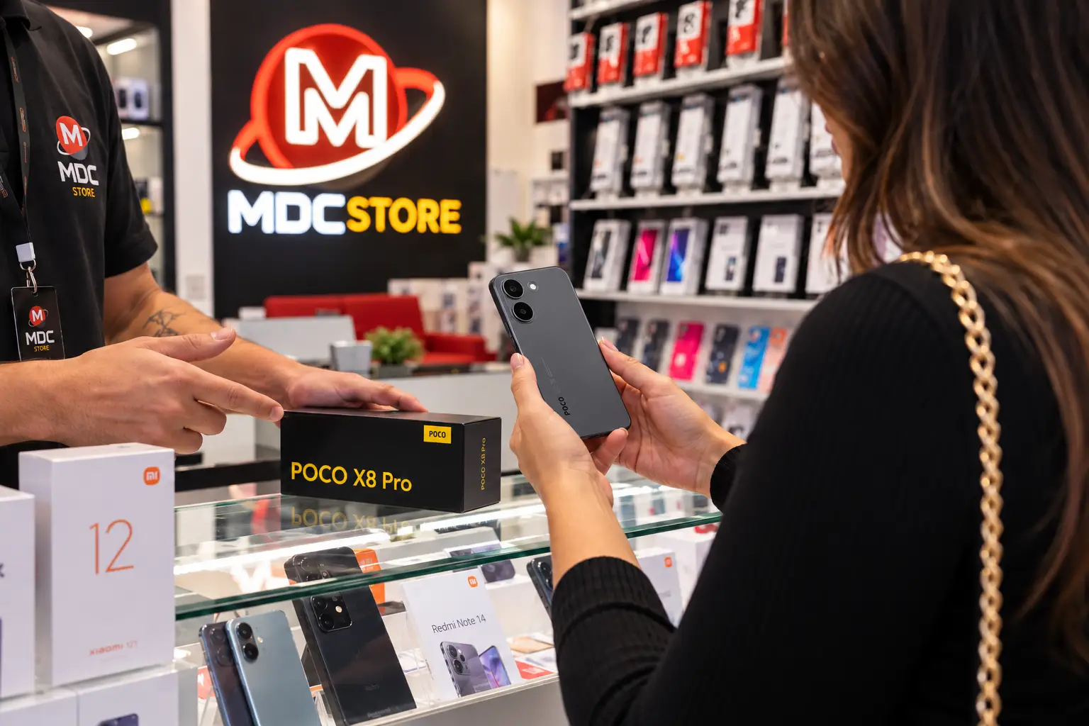 Cliente comprando celular novo na MDC Store em Campinas